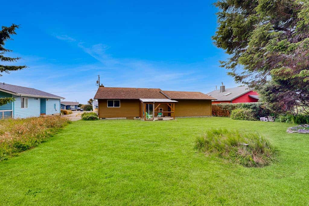 Experience Comfort and Serenity by the Sea, Dog Friendly with AC, & Patio