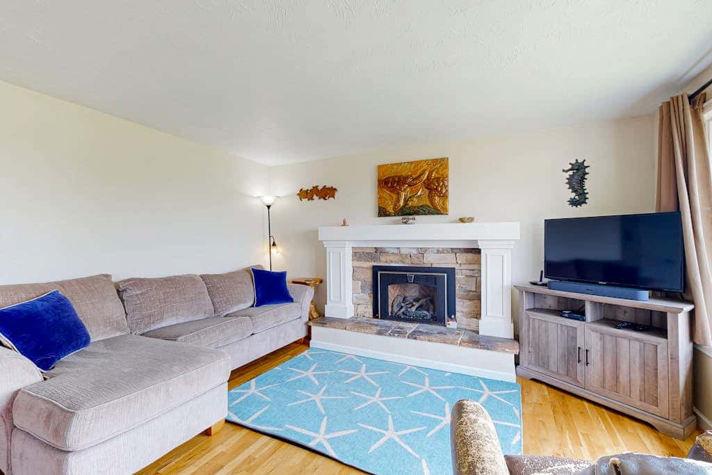 Experience Comfort and Serenity by the Sea, Dog Friendly with AC, & Patio