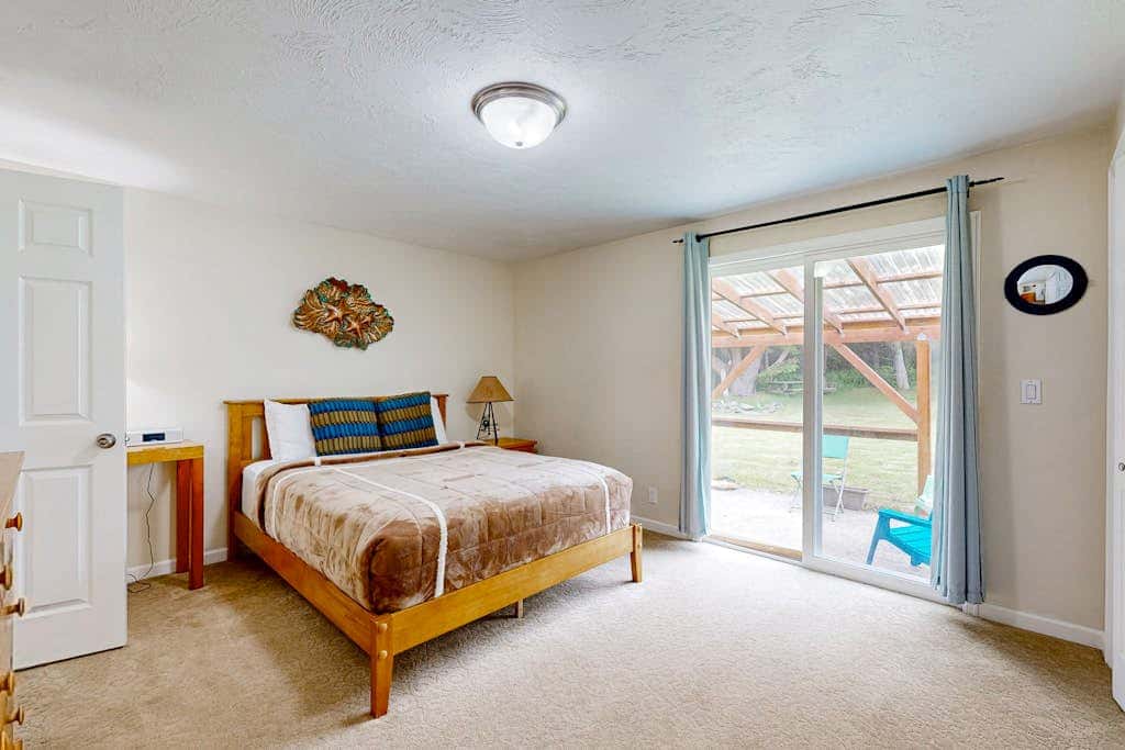 Experience Comfort and Serenity by the Sea, Dog Friendly with AC, & Patio