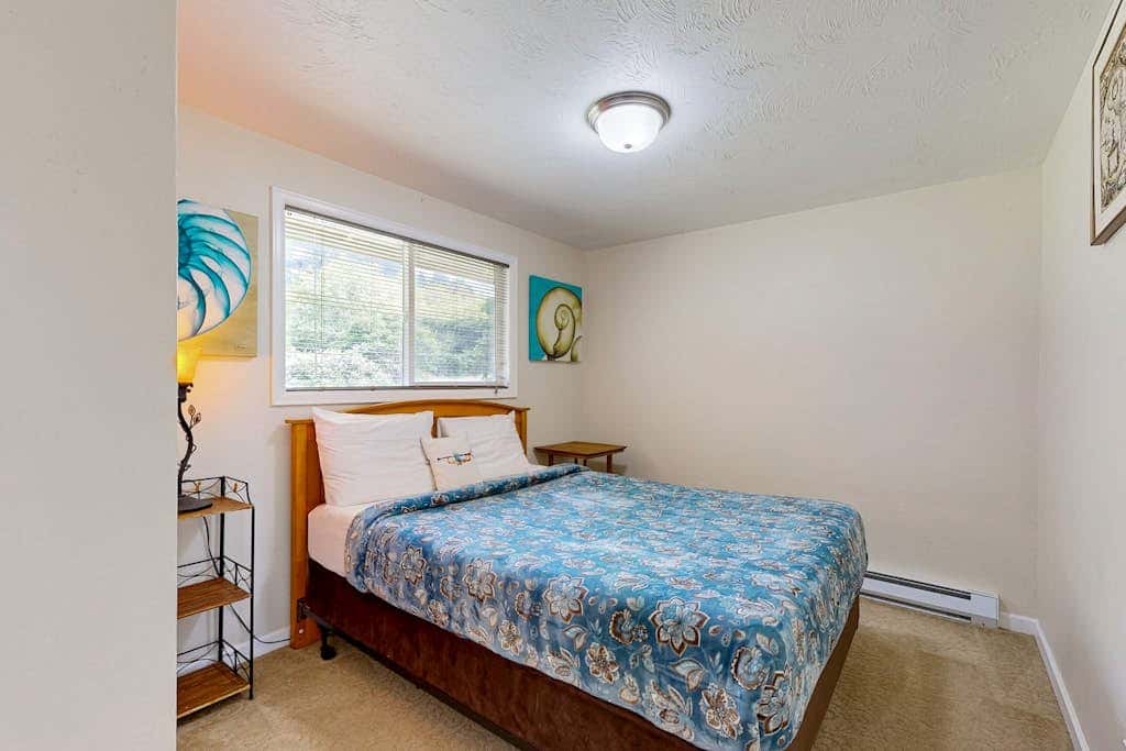 Experience Comfort and Serenity by the Sea, Dog Friendly with AC, & Patio