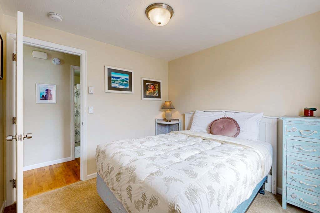 Experience Comfort and Serenity by the Sea, Dog Friendly with AC, & Patio