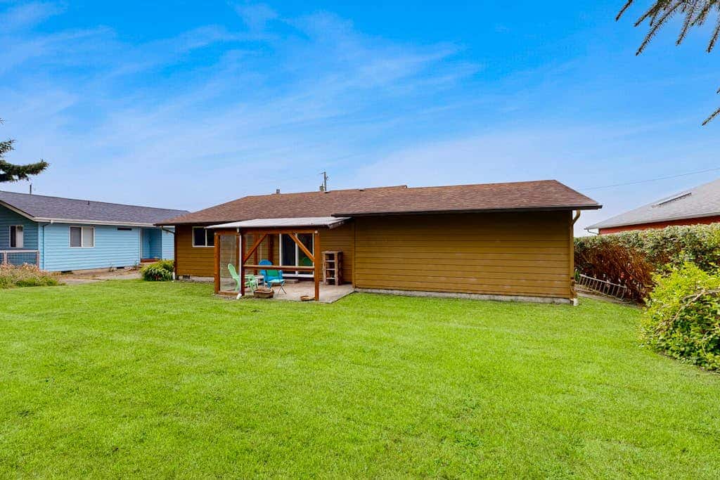 Experience Comfort and Serenity by the Sea, Dog Friendly with AC, & Patio