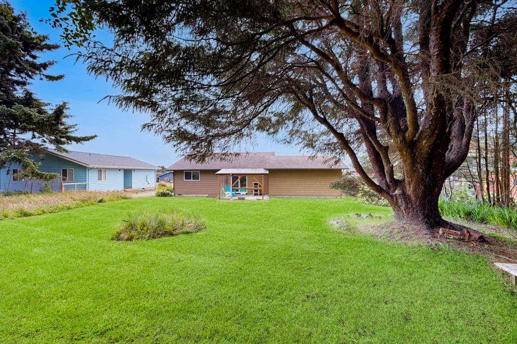 Experience Comfort and Serenity by the Sea, Dog Friendly with AC, & Patio