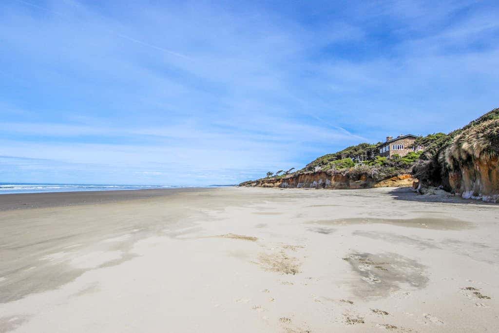 Experience Comfort and Serenity by the Sea, Dog Friendly with AC, & Patio