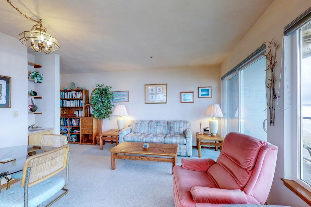 Oceanfront Nye Beach condo with views of ocean and lighthouse - great location