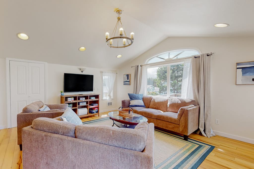 Stunning dog-friendly home with W/D, board games, balcony, deck, & beach towels