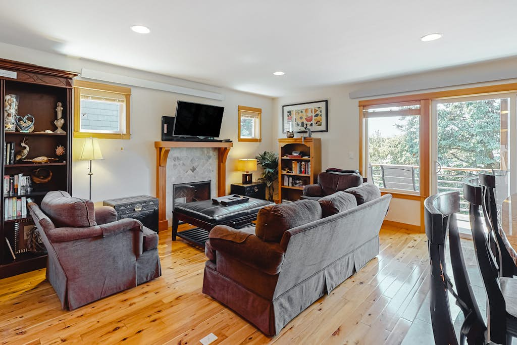 Home with a washer&dryer, fireplace & spacious deck with grill
