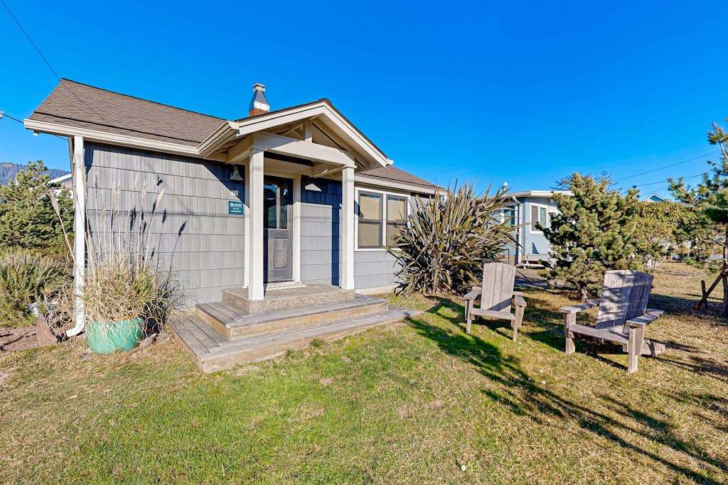 Adorable coastal home near the beach & downtown with deck & private washer&dryer