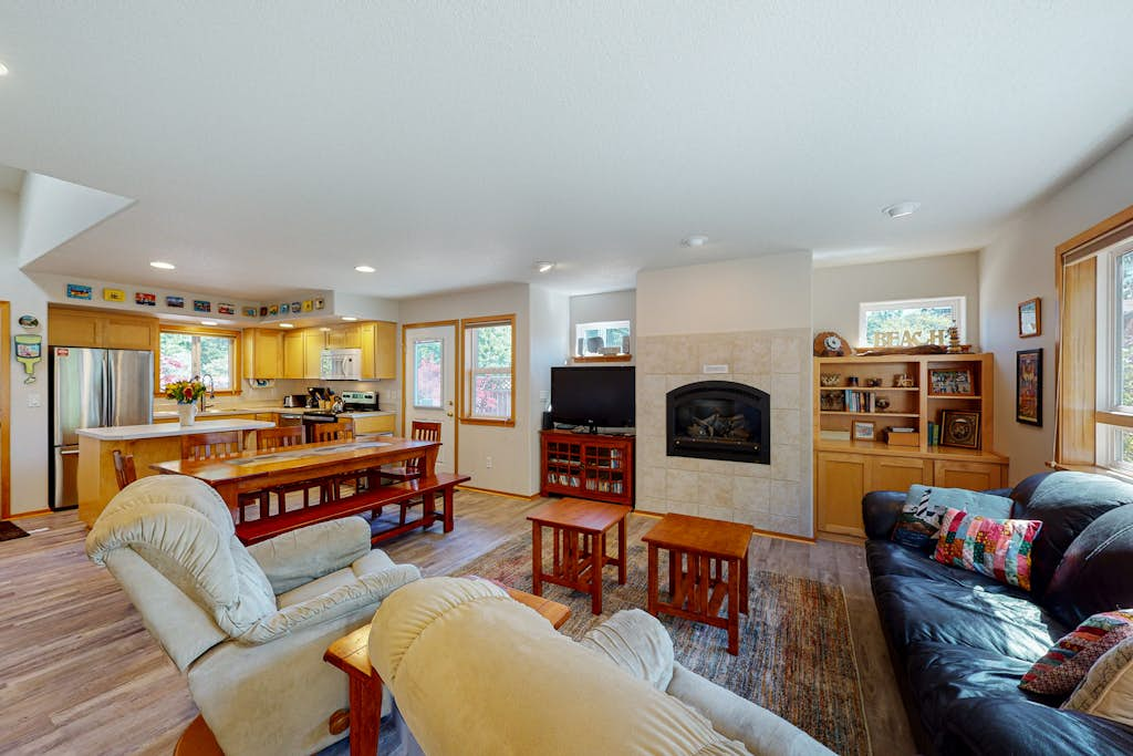 Dog-friendly 2-story duplex with gas fireplace, enclosed yard, gas grill & W/D