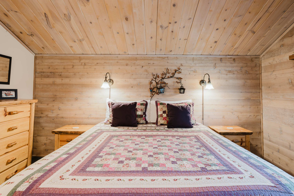 Wood-beam cabin with amazing location, pools, hot tub & SHARC passes