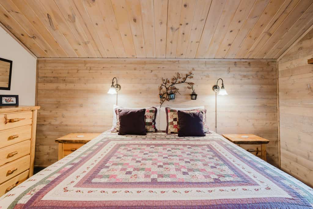 Wood-beam cabin with amazing location, pools, hot tub & SHARC passes