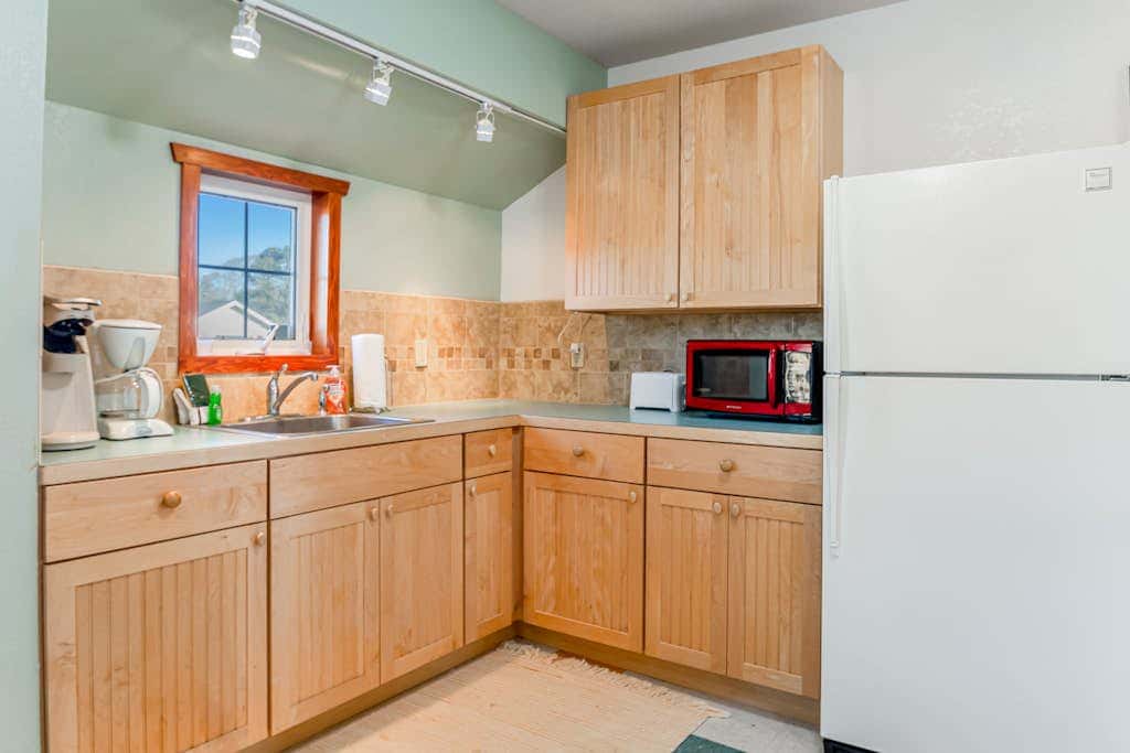 Downtown home with private hot tub & WiFi - walk to beach - dog-friendly yard
