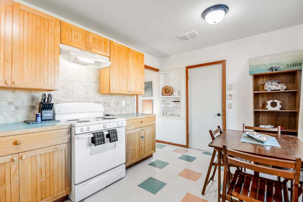 Downtown home with private hot tub & WiFi - walk to beach - dog-friendly yard