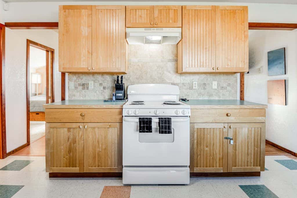 Downtown home with private hot tub & WiFi - walk to beach - dog-friendly yard