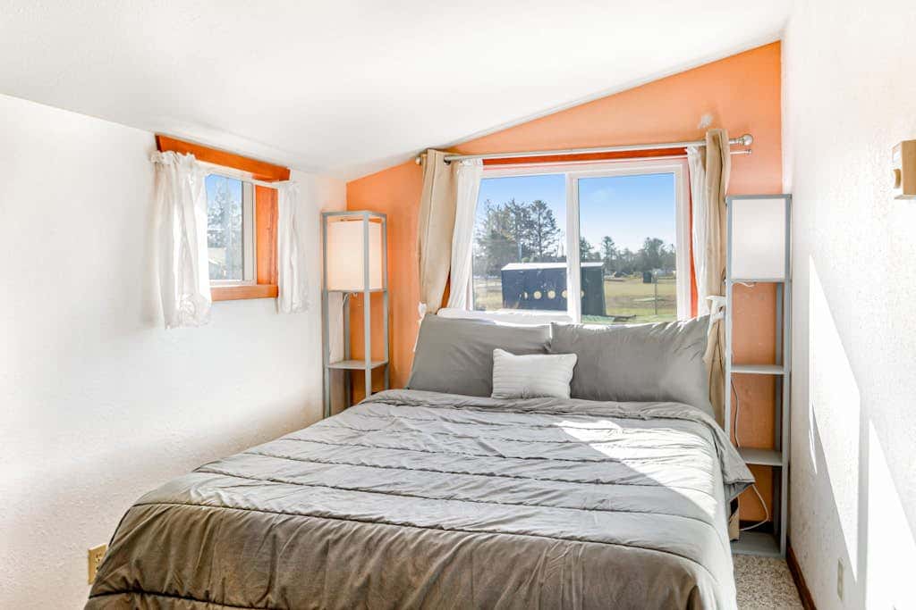Downtown home with private hot tub & WiFi - walk to beach - dog-friendly yard