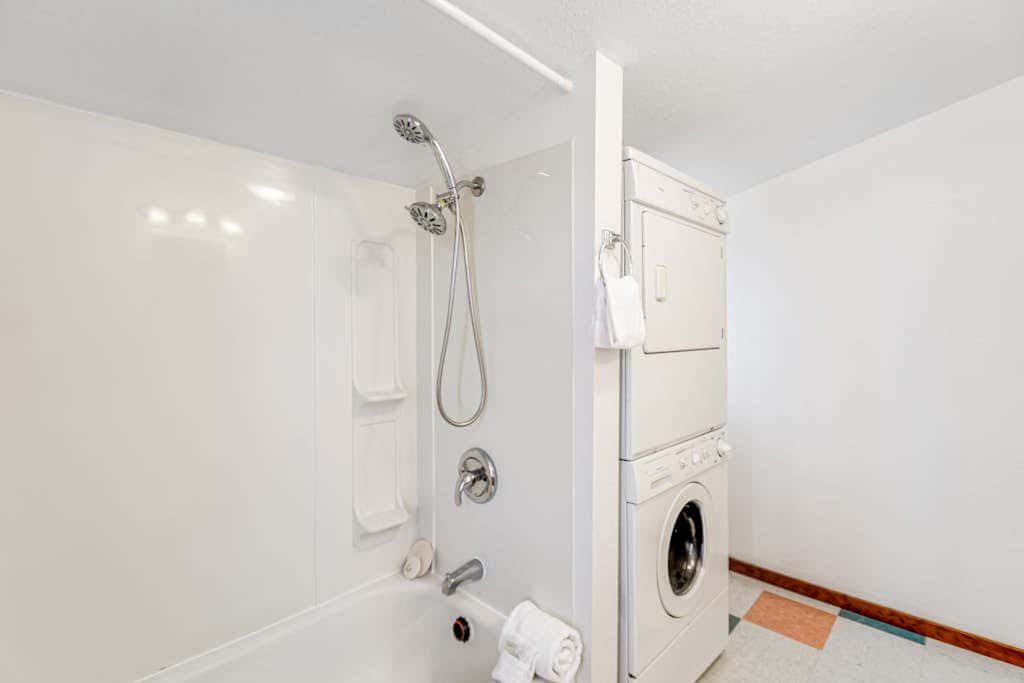 Downtown home with private hot tub & WiFi - walk to beach - dog-friendly yard