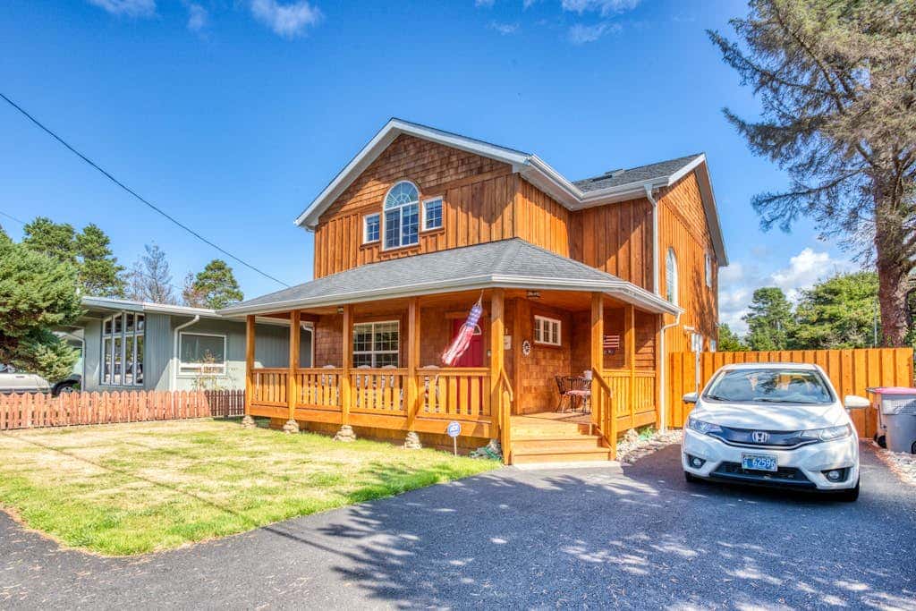 Updated home with fireplace & media room - 2 blocks to the beach & promenade