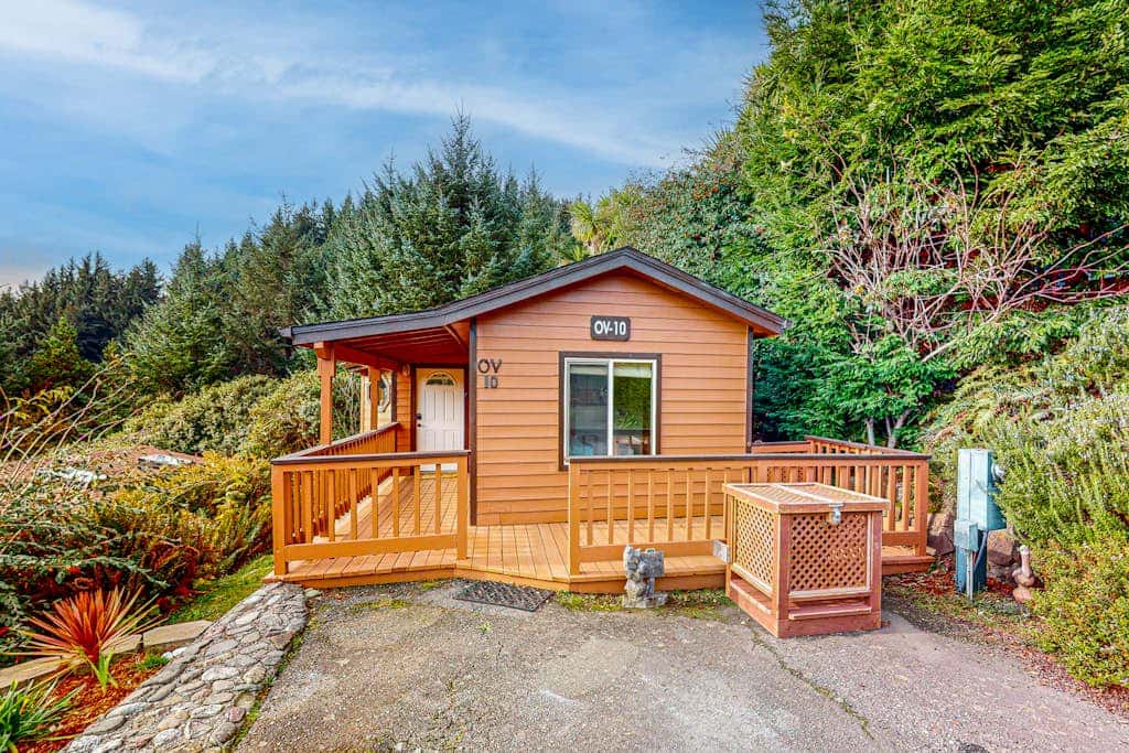 Cozy cabin with sunroom, deck, grill and private hot tub