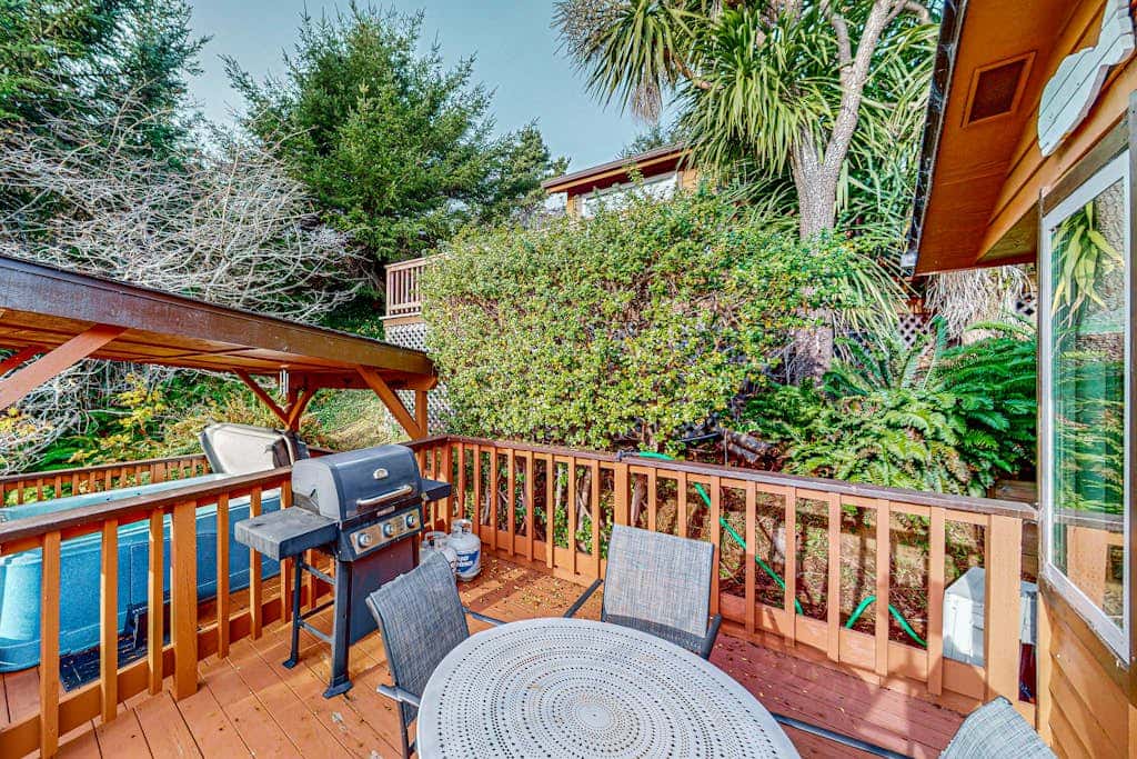 Cozy cabin with sunroom, deck, grill and private hot tub