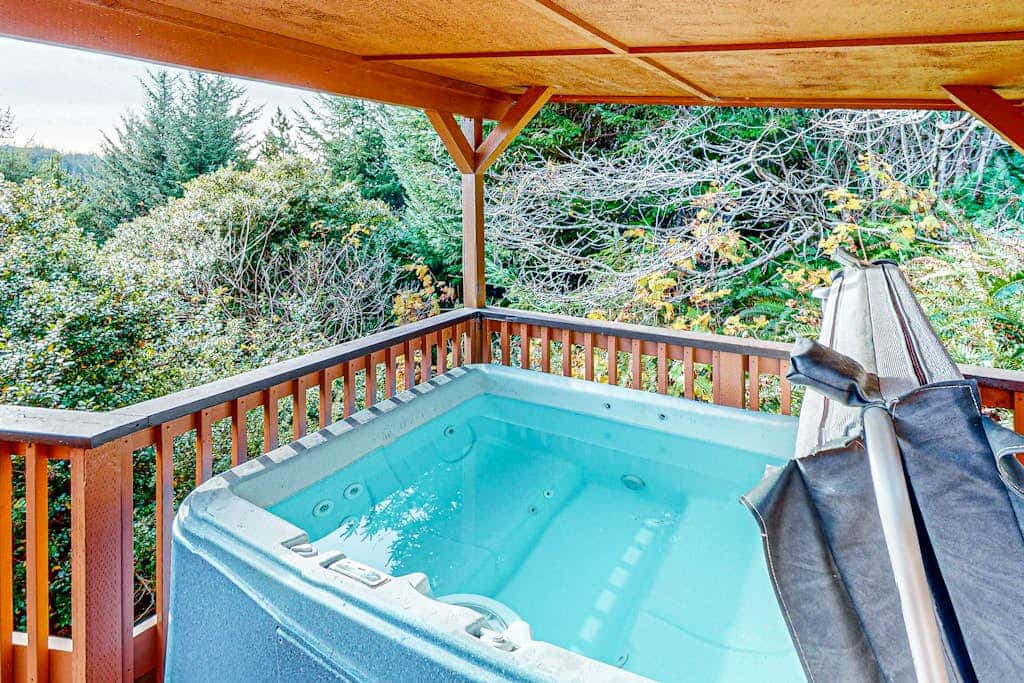 Cozy cabin with sunroom, deck, grill and private hot tub