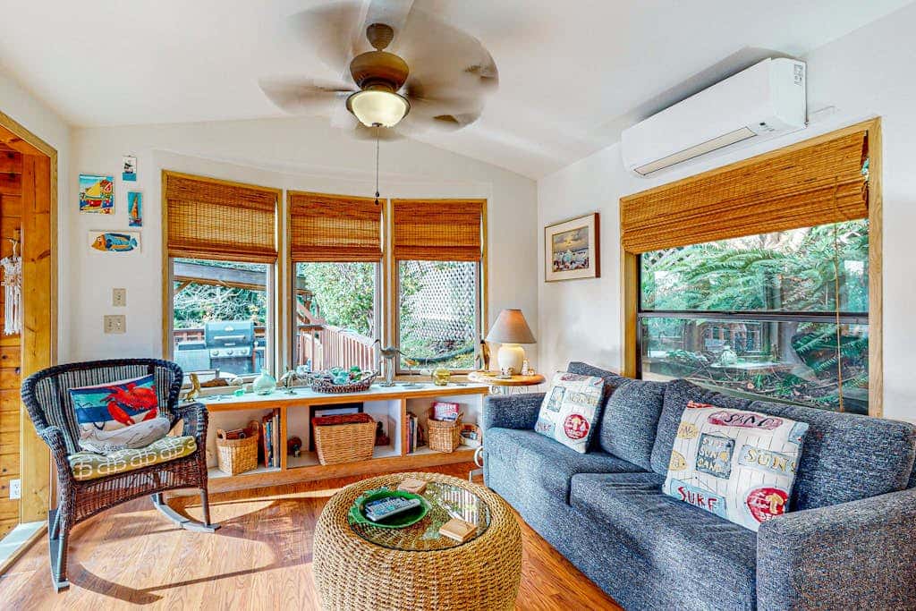 Cozy cabin with sunroom, deck, grill and private hot tub