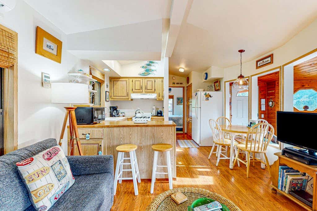 Cozy cabin with sunroom, deck, grill and private hot tub