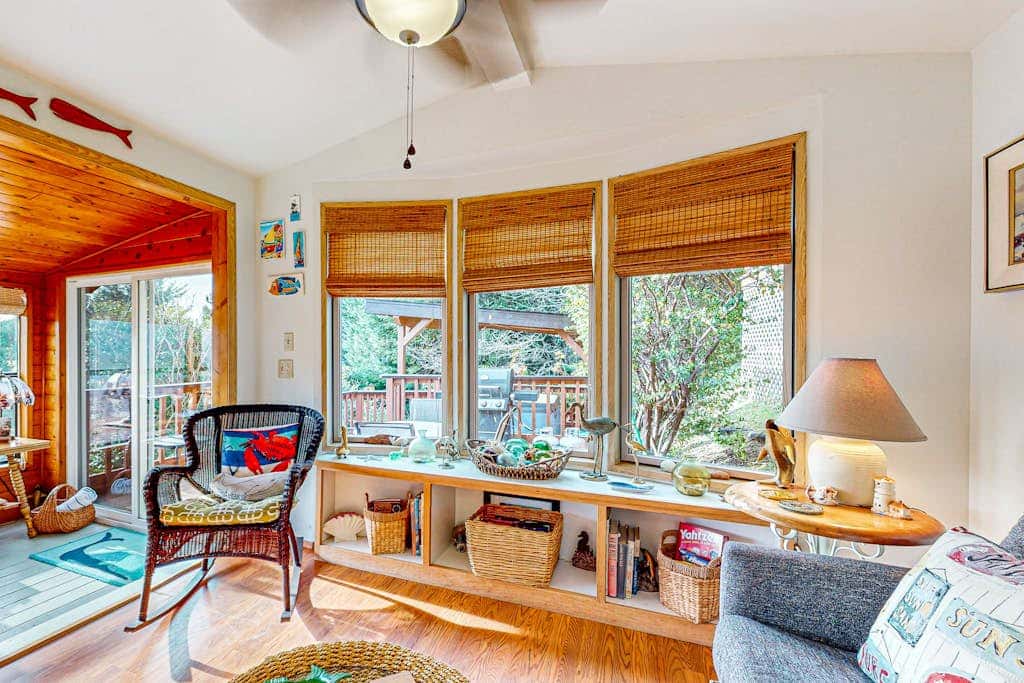 Cozy cabin with sunroom, deck, grill and private hot tub