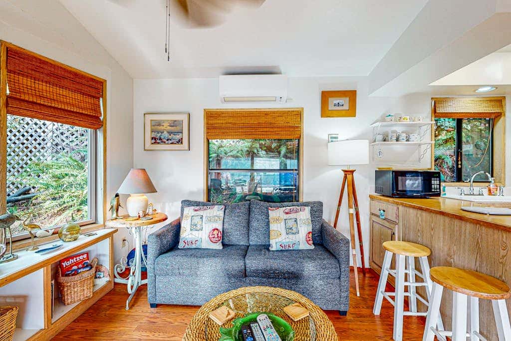 Cozy cabin with sunroom, deck, grill and private hot tub
