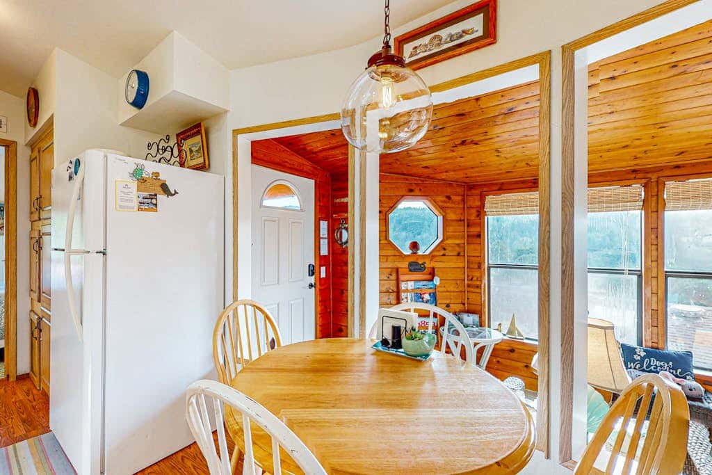 Cozy cabin with sunroom, deck, grill and private hot tub