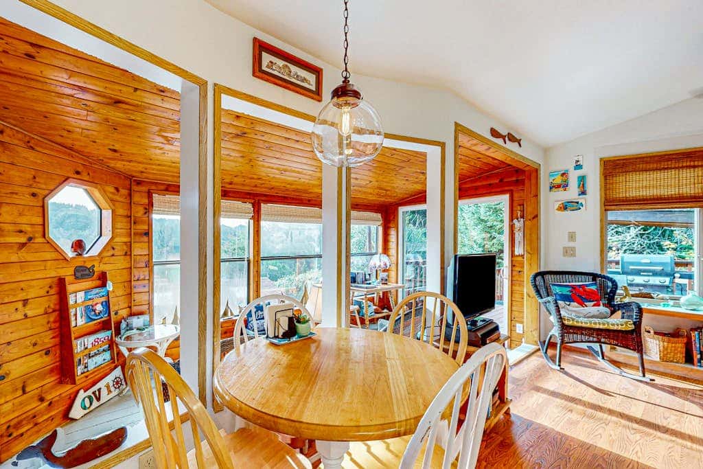 Cozy cabin with sunroom, deck, grill and private hot tub