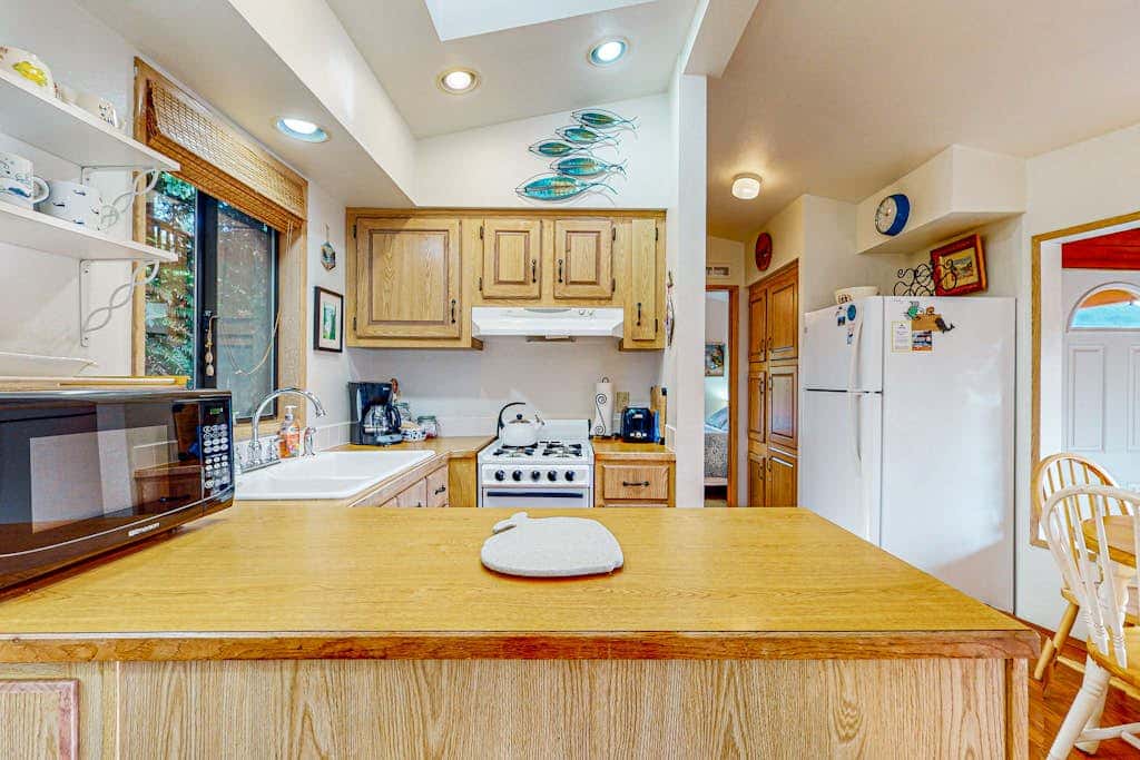 Cozy cabin with sunroom, deck, grill and private hot tub