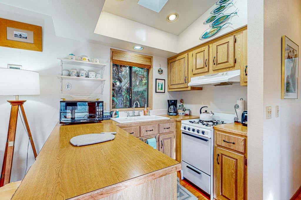 Cozy cabin with sunroom, deck, grill and private hot tub