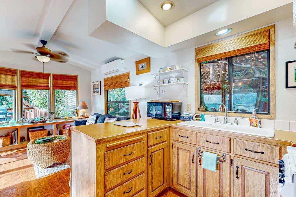 Cozy cabin with sunroom, deck, grill and private hot tub