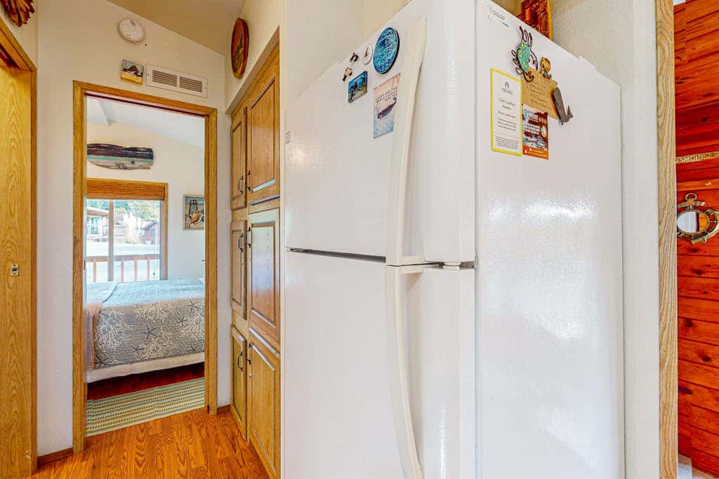 Cozy cabin with sunroom, deck, grill and private hot tub