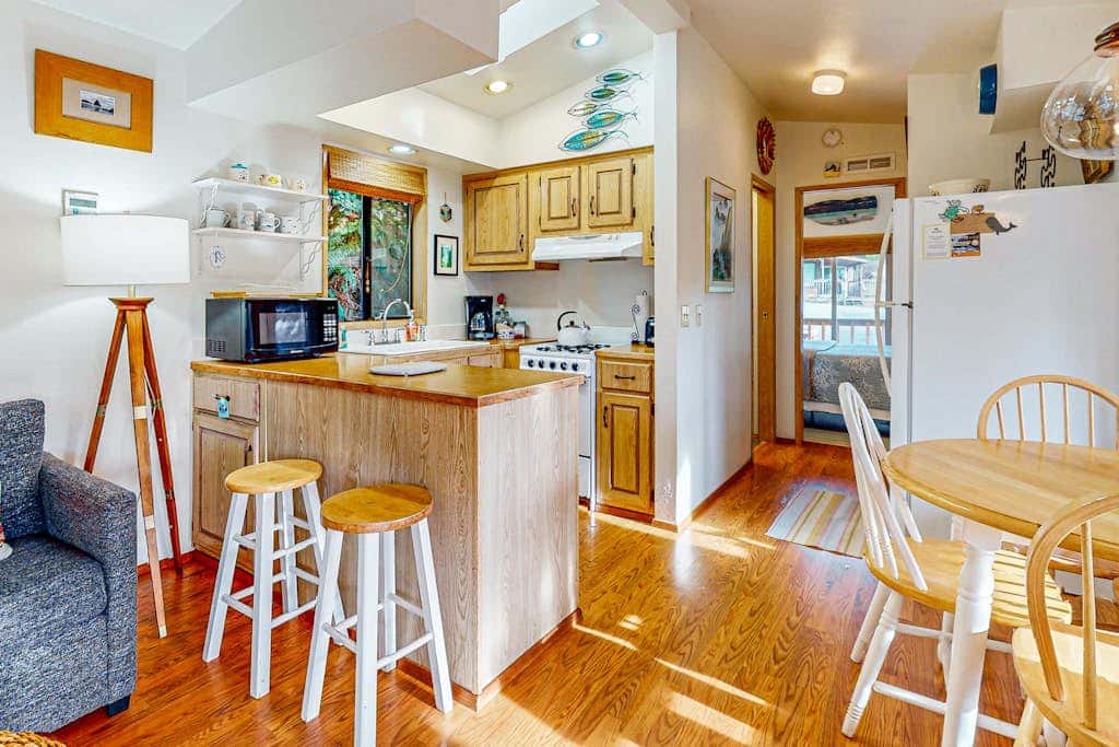 Cozy cabin with sunroom, deck, grill and private hot tub