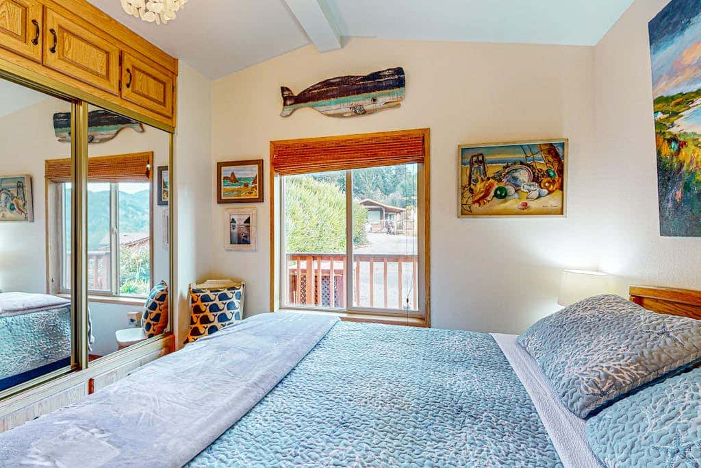 Cozy cabin with sunroom, deck, grill and private hot tub