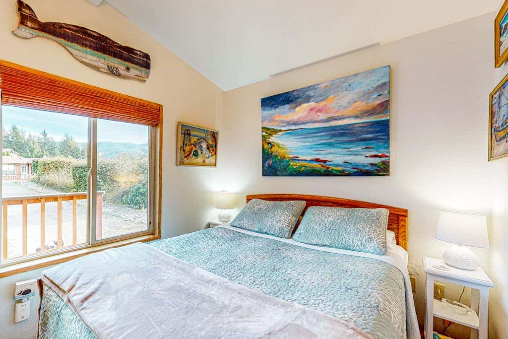 Cozy cabin with sunroom, deck, grill and private hot tub