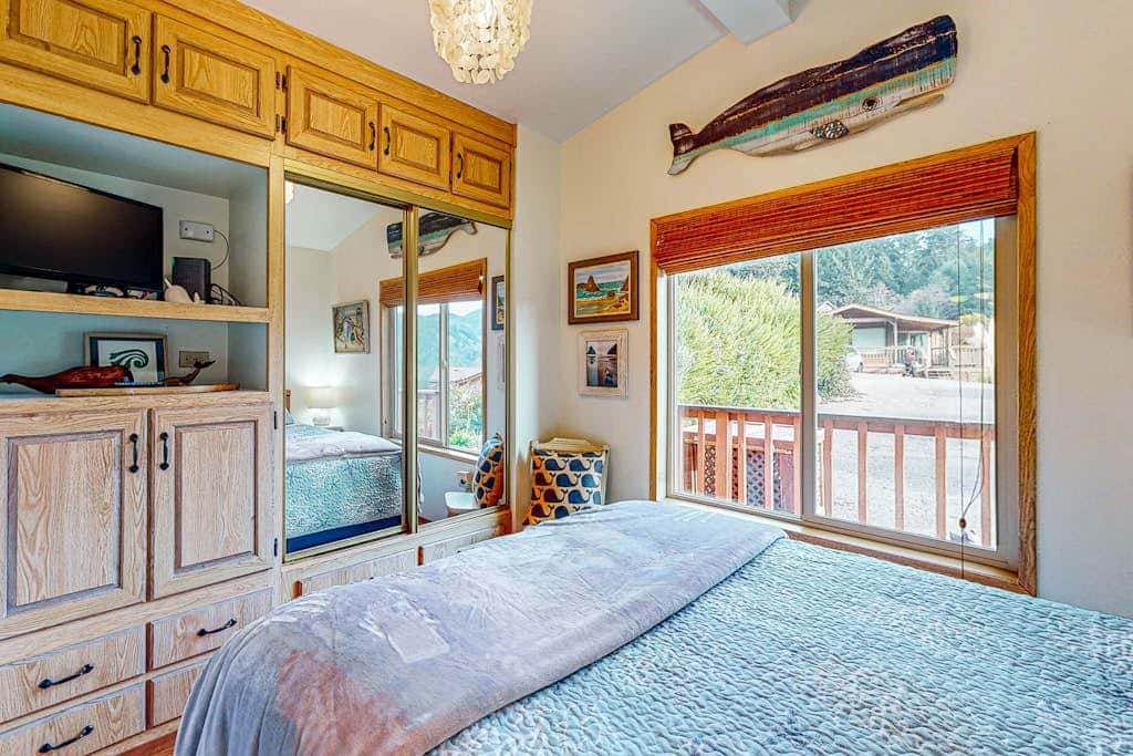Cozy cabin with sunroom, deck, grill and private hot tub