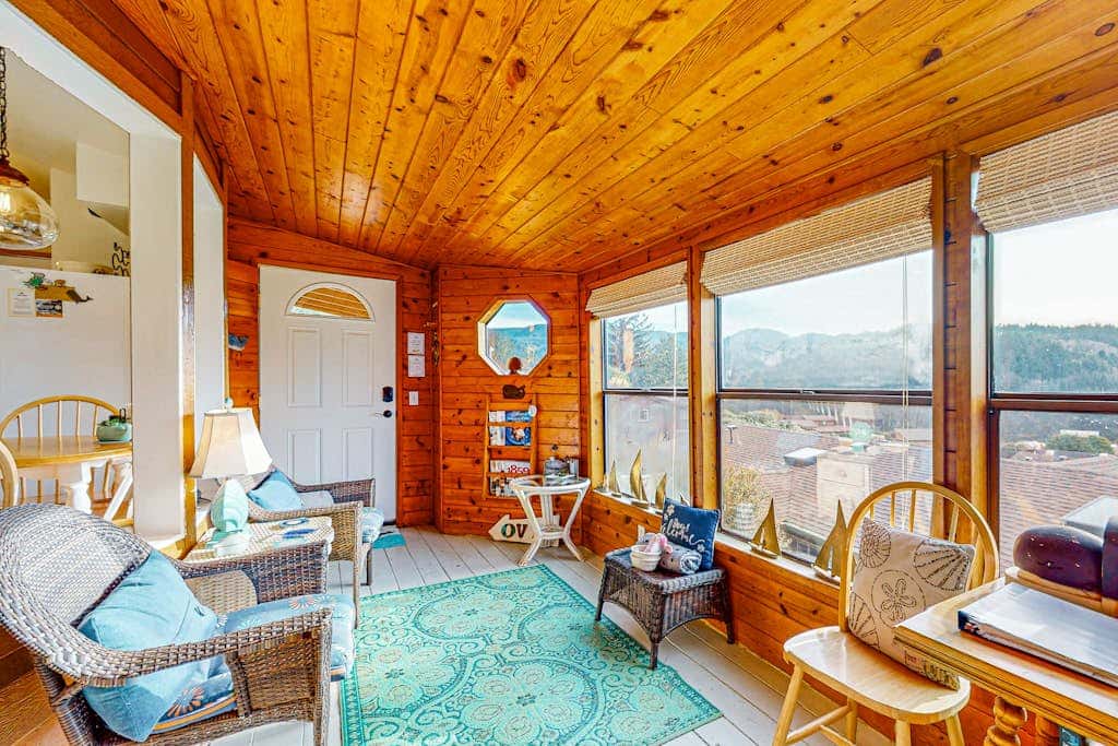 Cozy cabin with sunroom, deck, grill and private hot tub
