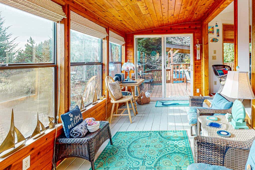 Cozy cabin with sunroom, deck, grill and private hot tub