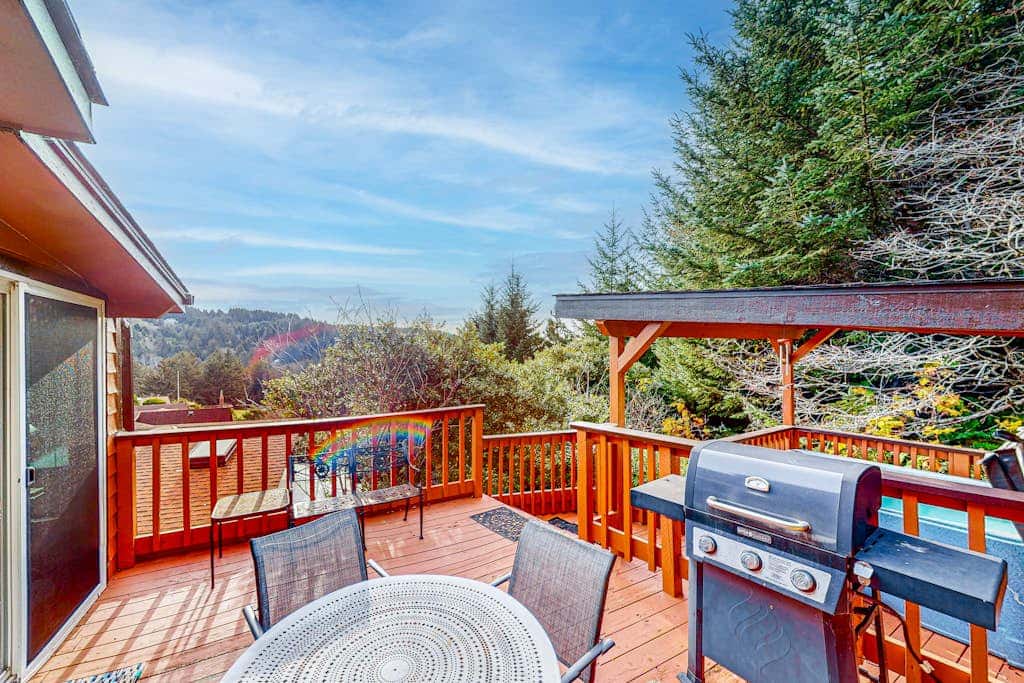 Cozy cabin with sunroom, deck, grill and private hot tub