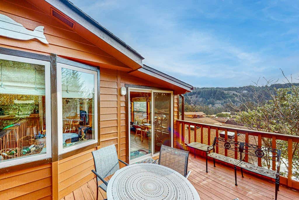 Cozy cabin with sunroom, deck, grill and private hot tub