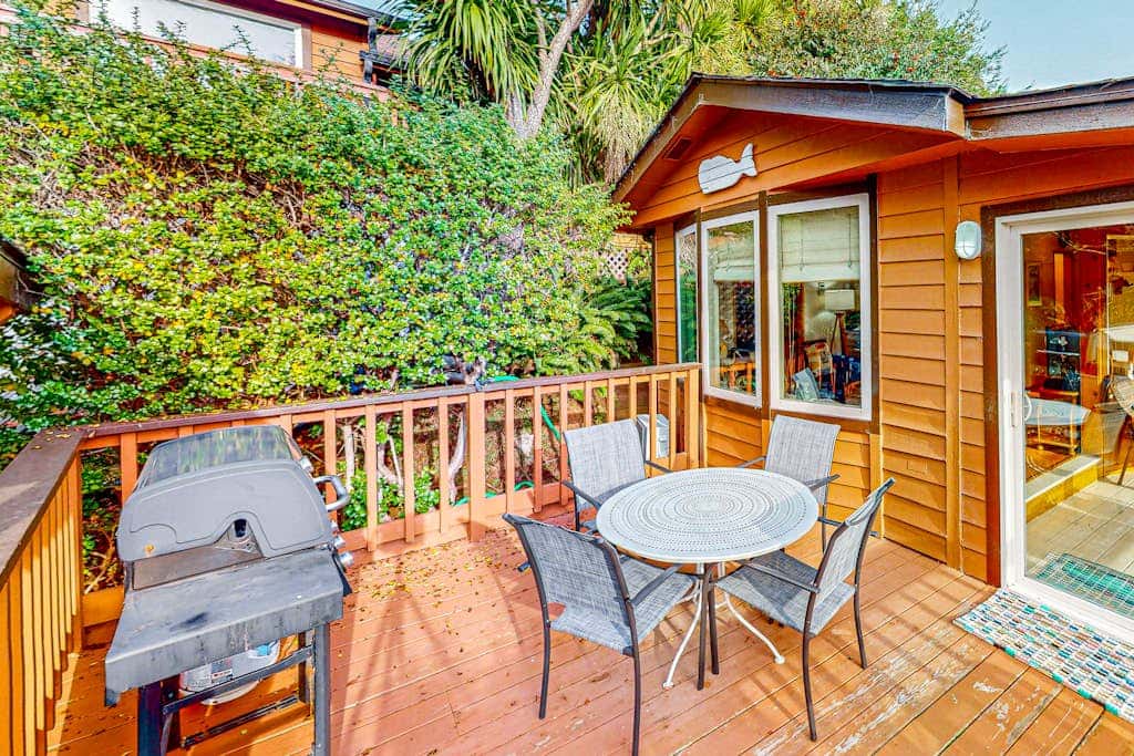 Cozy cabin with sunroom, deck, grill and private hot tub