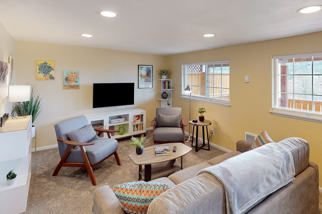Dog-friendly lower level of duplex w/ enclosed deck, washer/dryer, mountain view
