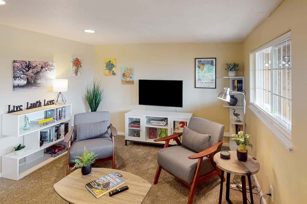Dog-friendly lower level of duplex w/ enclosed deck, washer/dryer, mountain view