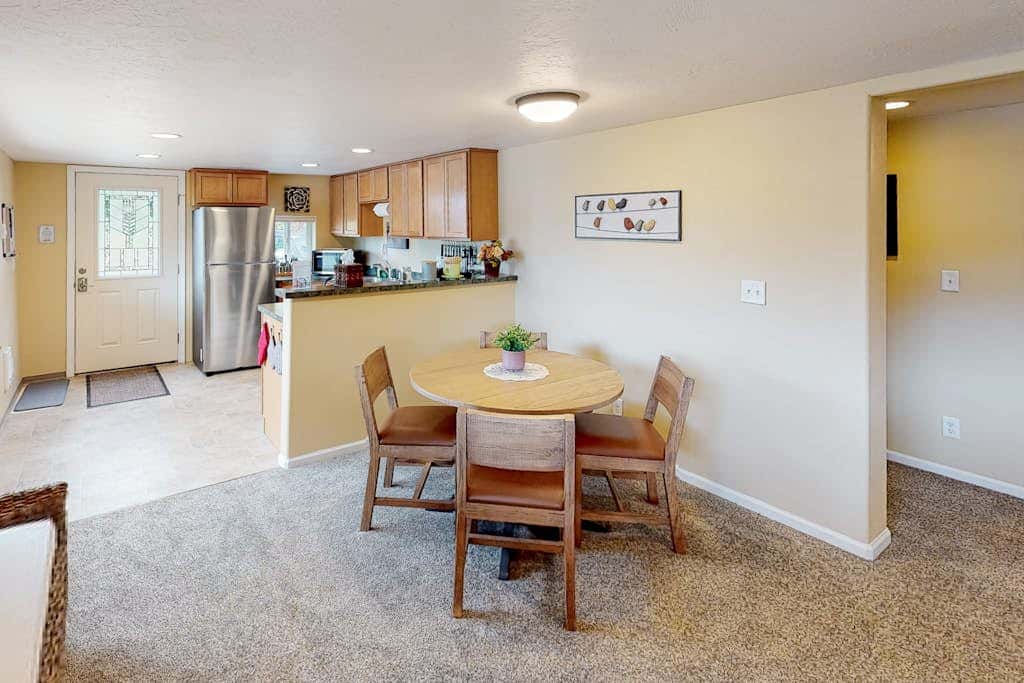 Dog-friendly lower level of duplex w/ enclosed deck, washer/dryer, mountain view