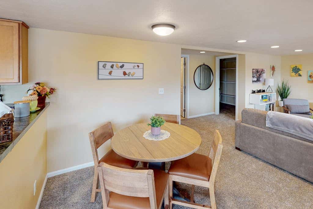 Dog-friendly lower level of duplex w/ enclosed deck, washer/dryer, mountain view