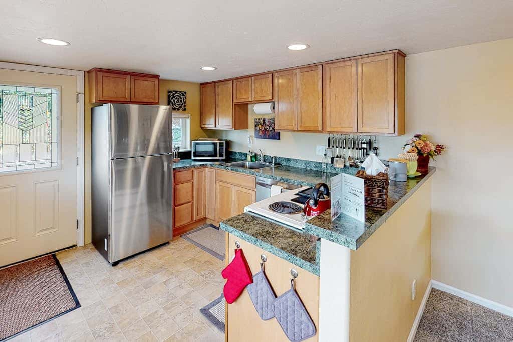 Dog-friendly lower level of duplex w/ enclosed deck, washer/dryer, mountain view