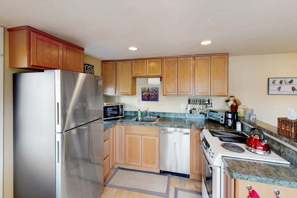 Dog-friendly lower level of duplex w/ enclosed deck, washer/dryer, mountain view