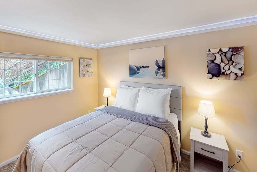 Dog-friendly lower level of duplex w/ enclosed deck, washer/dryer, mountain view